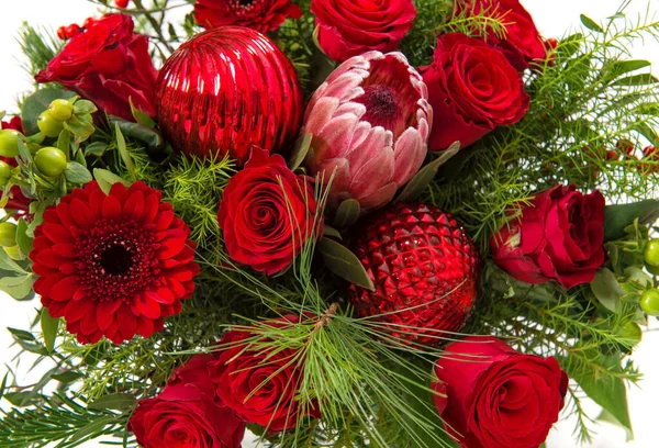 Buquê Flores Rosas Com Decoração Bolas Natal Vermelho — Fotografia de Stock