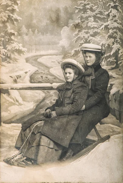 Image Drôle Jeunes Femmes Dans Décoration Hiver Carte Postale Vintage — Photo