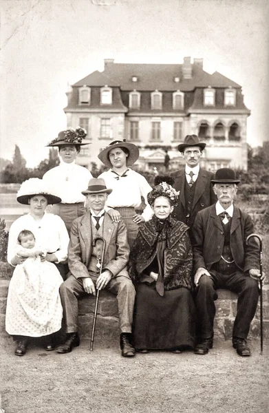 バックグラウンドで家を持つ大きな家族 オリジナルフィルム穀物とアンティーク写真 — ストック写真