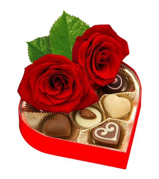 Röda Ros Blommor Och Choklad Praliner Isolerad Vit Bakgrund — Stockfoto