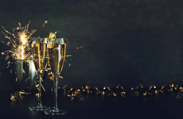 Två Glas Champagne Med Glitter Ljus Svart Bakgrund — Stockfoto
