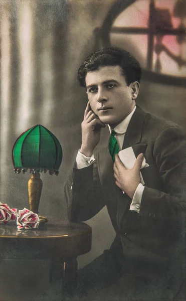 Junger Mann Mit Liebesbrief Und Rosenblumen Alte Vintage Valentinstag Postkarte — Stockfoto