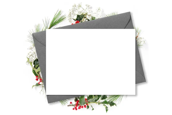 Kerst Platte Lay Papieren Enveloppe Wreath Dennenboom Takken Ilex Bladeren — Stockfoto