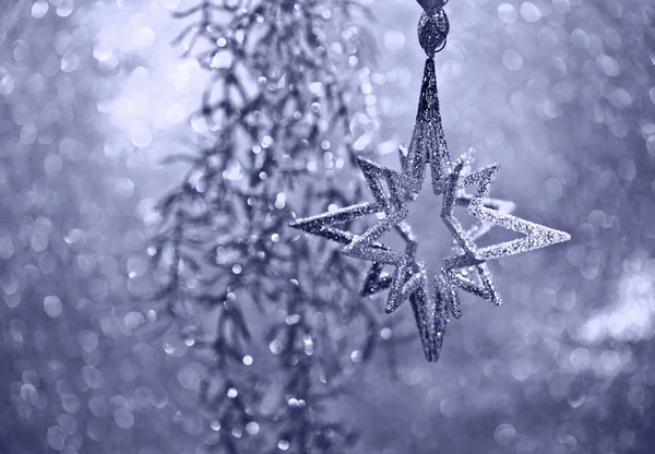 クリスマスの装飾銀の星とぼやけた紫色の背景のライト — ストック写真