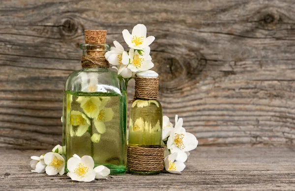 Kruidenmassage Olie Verse Jasmijn Bloemen Rustieke Houten Achtergrond — Stockfoto