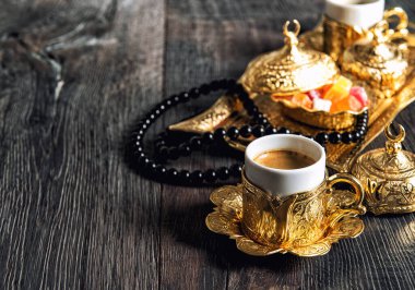 Ramazan Kareem. Kahve fincanları, neşe, altın madalyalar ve tespih.
