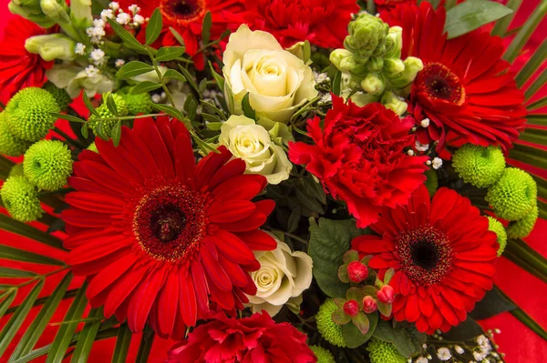 Gerbera Rózsa Virágok Csokor Piros Virágos Háttér — Stock Fotó