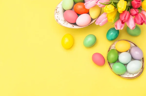 Decoración Huevos Pascua Con Coloridas Flores Tulipán Sobre Fondo Papel —  Fotos de Stock