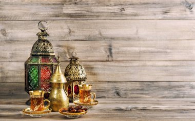 Doğu feneri, ahşap arka planda çay masası. Tatil dekorasyonu