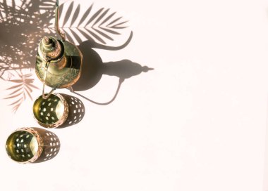 Arap sürahisi ve palmiye yapraklı altın süsler