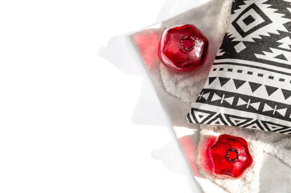 Moda yassı şablonu. Kırmızı süsleme vazosu ve yastık