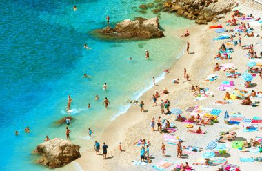 Tatil tatili. Kumsaldaki insanlar. Sıcak güneşli yaz günü