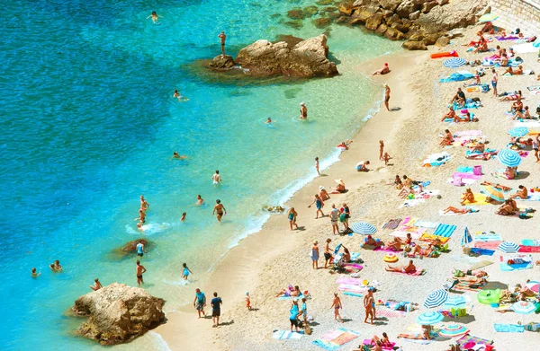 Διακοπές Άνθρωποι Στην Παραλία Της Άμμου Ζεστή Ηλιόλουστη Μέρα Του — Φωτογραφία Αρχείου