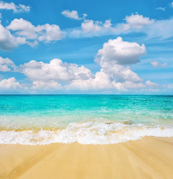 Zandstrand Turquoise Zee Bewolkte Blauwe Lucht Zomerreisachtergrond — Stockfoto