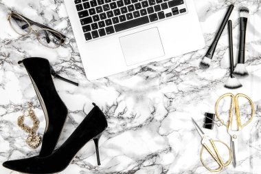 Sosyal medya blogcusu için moda yatağı. Kadın aksesuarları, defter, ayakkabılar ve ofis malzemeleri.