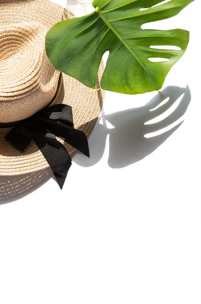 Summer Flat Lay Template Straw Hat Monstera Leaf Shadow —  Fotos de Stock