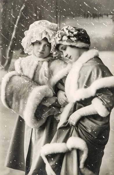 Vintage Christmas Postcard Girls Vintage Winter Clothing Retro Picture 1910 — Stock Photo, Image