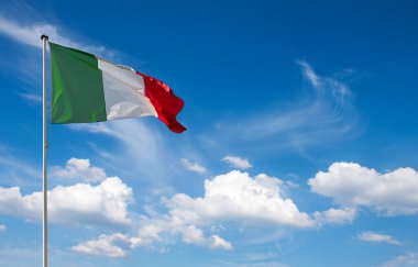 Mavi gökyüzü arka planında İtalyan bayrağı