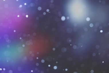 Koyu bir arkaplan gradyan aydınlatması üzerine doğal yağan kar