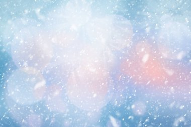 Yeni yıl için şenlikli arka plan Yağan kar ve renkli bokeh