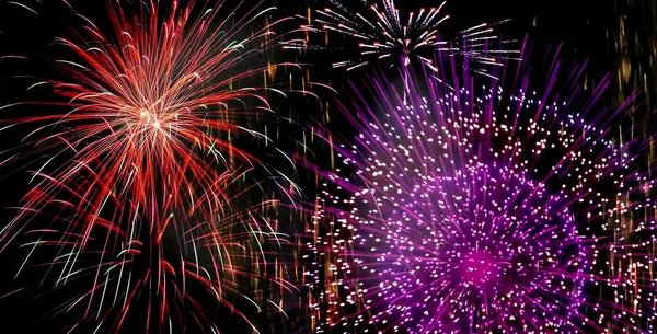 Yeni yıl için şenlikli arka plan Güzel havai fişekler
