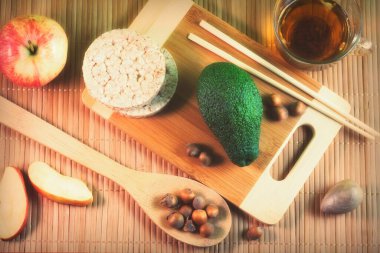 Mutfak sağlığı zayıflatması, yassı mango fındıklı elma çayı somunları ahşap arka plan bambusu. vejetaryen yemeği Asya mutfağı