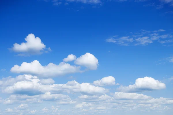 Blauer Frühlingshimmel und viele weiße Wolken — Stockfoto