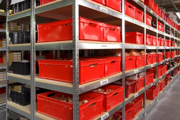 Sala de armazenamento com caixas e prateleiras — Fotografia de Stock