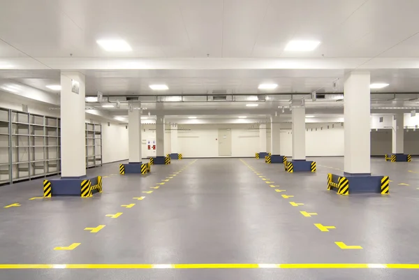 Empty warehouse with columns — Stock Photo, Image