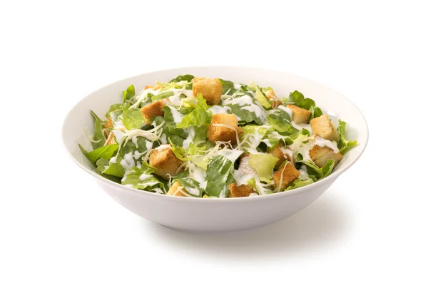 Sezar salatası beyaz bir plaka