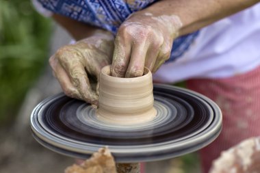 potter's tekerlek üzerinde seramik eşya imalatı