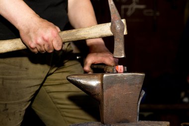 Antik dövme çekiç ve örs