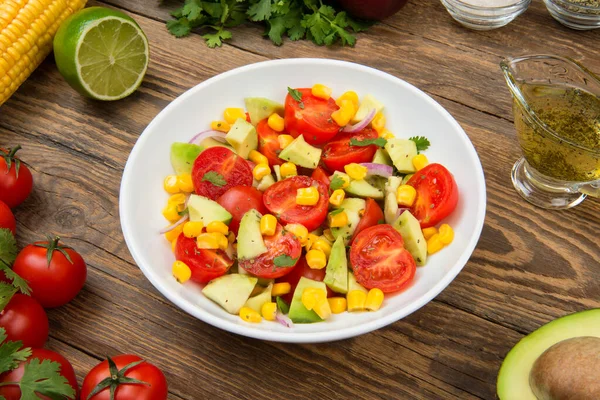 Ensalada Aguacate Tomate Maíz Con Ingredientes Una Mesa Rural Vieja —  Fotos de Stock