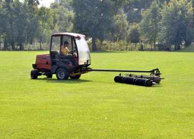sahada golf topları toplamak