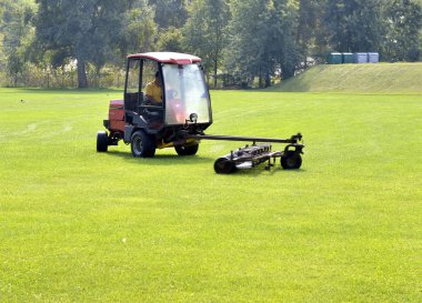 sahada golf topları toplamak