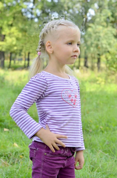 Barn på en promenad i parken i höst — Stockfoto