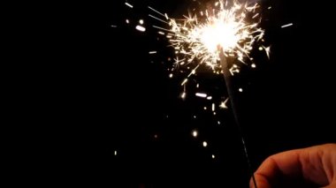 Bengal ateşi. Siyah arka planda yeni yıl maytap mumu. Tatil partisi konsepti