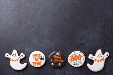 Karanlık taş arka planda Cadılar Bayramı zencefilli kurabiye seti. Cadılar Bayramı partisi için ev yapımı kurabiyeler. Boşluğu kopyala