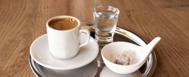 Geleneksel Türk kahvesi soğuk su ve Türk lezzeti