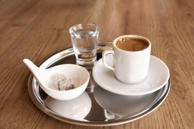 Geleneksel Türk kahvesi soğuk su ve Türk lezzeti