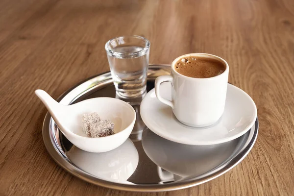 Tradycyjna kawa turecka z zimną wodą i turecką rozkoszą — Zdjęcie stockowe