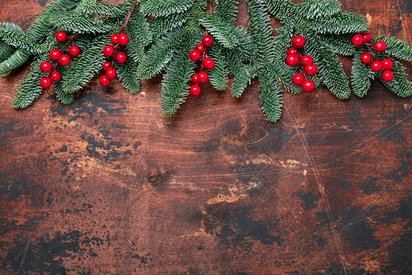 圣诞树背景,木桌上有冷杉树枝.复制您的文本空间 — 图库照片