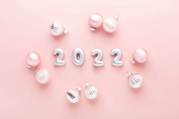 Silberne Zahlen 2022 mit Kugeln auf rosa Hintergrund. Neujahrsfeier. Frohes neues Jahr — Stockfoto