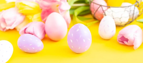 Pasen wenskaart met decoratieve beschilderde veelkleurige eieren. Pasen concept — Stockfoto