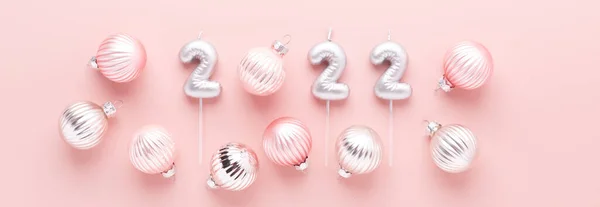 Banner de año nuevo con números de plata 2022 y bolas sobre fondo rosa. Celebración del año nuevo —  Fotos de Stock