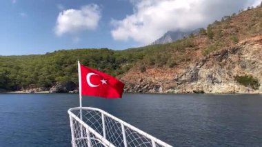 Denizin üzerinde dalgalanan Türk bayrağı. Geminin burnunda Türk bayrağı