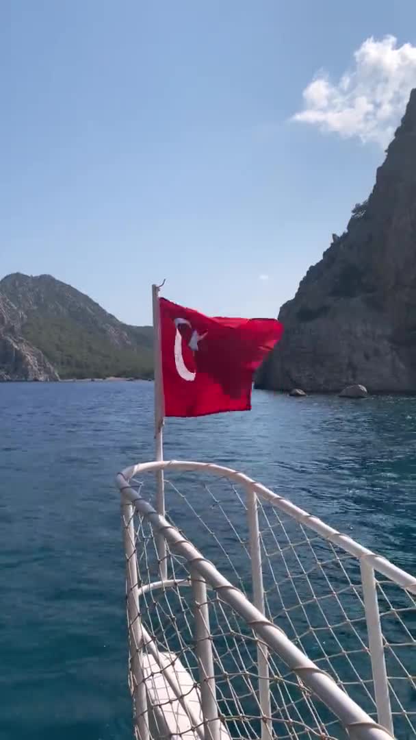 Le drapeau turc au-dessus de la mer. Drapeau turc sur le nez du navire — Video