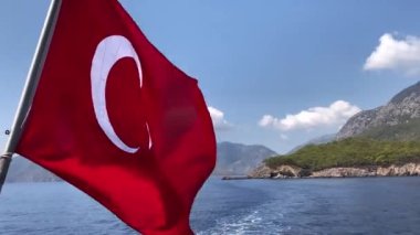 Ulusal Türk bayrağı denizin üzerinde dalgalanıyor. Geminin burnunda Türk bayrağı