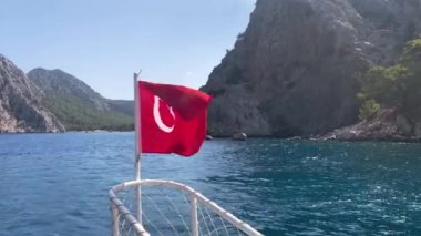 Ulusal Türk bayrağı denizin üzerinde dalgalanıyor. Geminin burnunda Türk bayrağı
