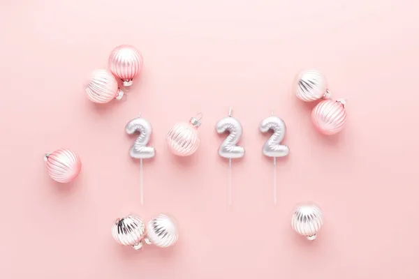 Números de plata 2022 con bolas sobre fondo rosa. Celebración de año nuevo. Feliz Año Nuevo conceptos — Foto de Stock
